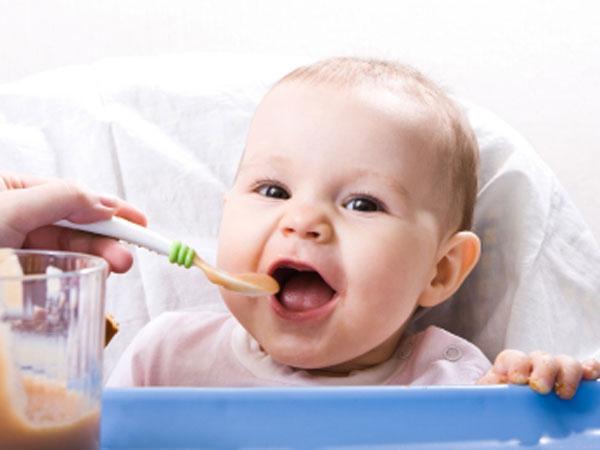 Nourrir un enfant en alimentation artificielle: les caractéristiques du processus
