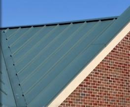 Quelle est la différence entre l'installation de toiture ondulée et les clôtures?