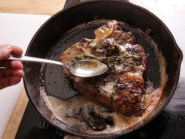 steak de boeuf dans une recette de poêle à frire
