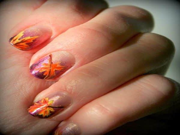 Feuille d'érable sur les ongles: idées de manucure d'automne
