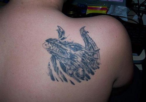 tatouage de dragon sur l'épaule