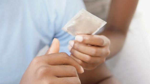 Les principales erreurs lors de l'utilisation d'un préservatif sont des conseils pour éviter les ennuis